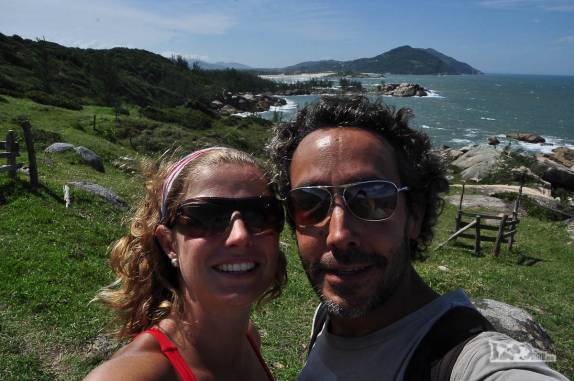 Felizes ao avistar pela primeira vez, ao longe, a Praia da Ferrugem, em Garopaba, litoral sul de Santa Catarina